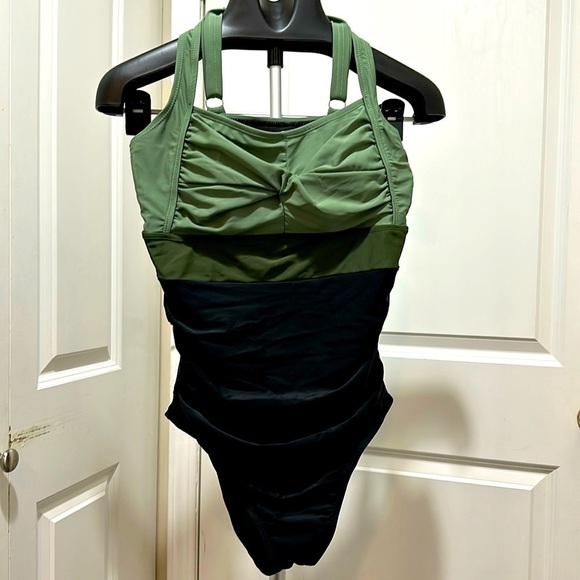 Bloomchic Size L Contrast Twist Front Skinny One Piece Swimsuit - Picture 4 of 6